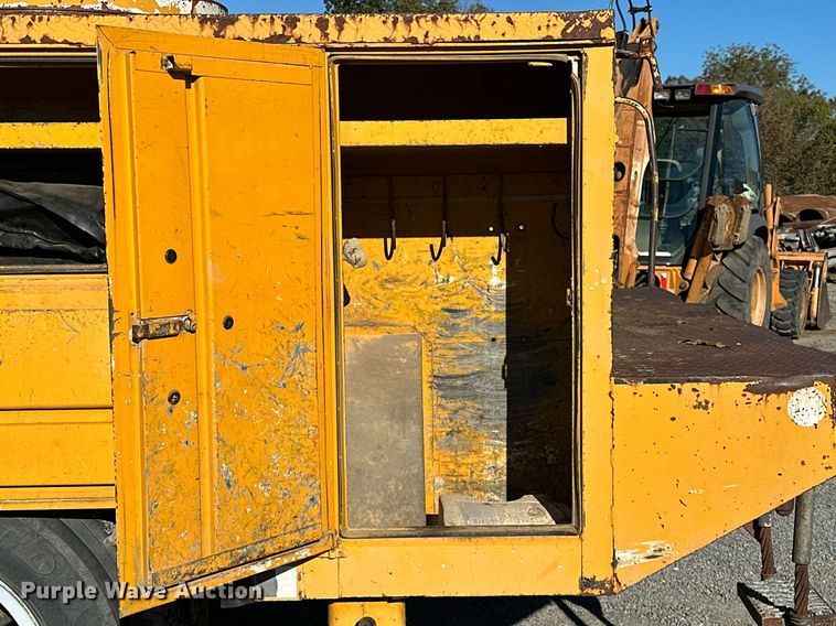 image for item NQ9548 1995 Ford F800  bucket truck