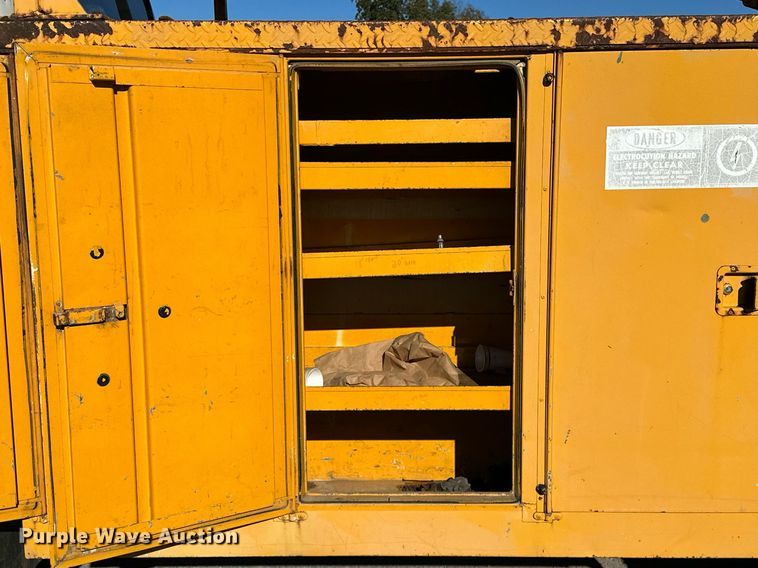 image for item NQ9548 1995 Ford F800  bucket truck