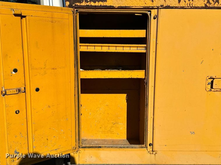 image for item NQ9548 1995 Ford F800  bucket truck