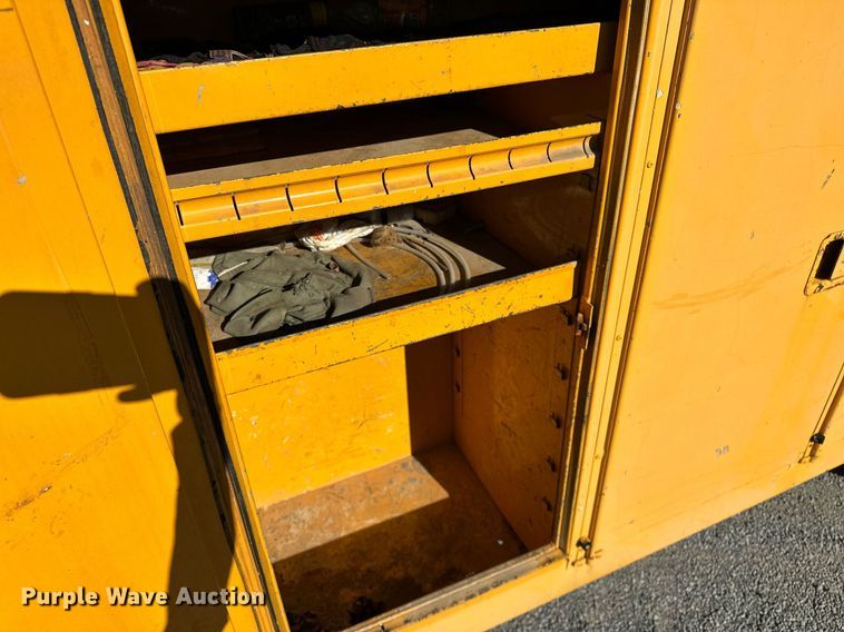 image for item NQ9548 1995 Ford F800  bucket truck