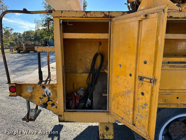 image for item NQ9548 1995 Ford F800  bucket truck