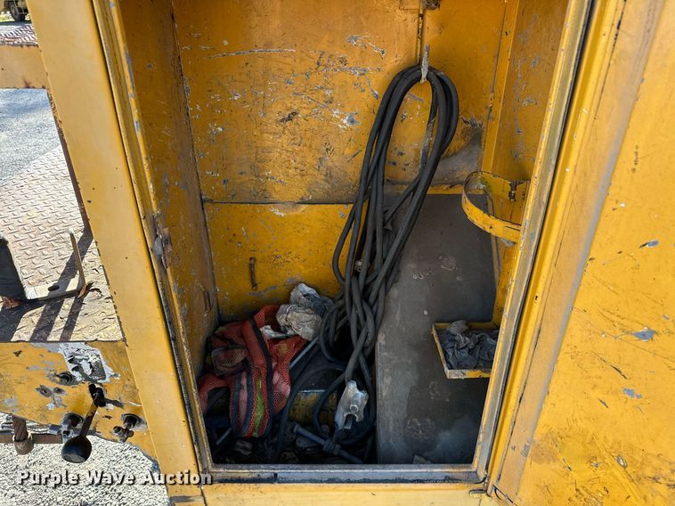 image for item NQ9548 1995 Ford F800  bucket truck