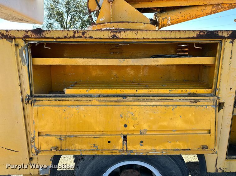 image for item NQ9548 1995 Ford F800  bucket truck