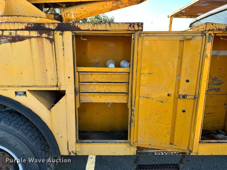 image for item NQ9548 1995 Ford F800  bucket truck