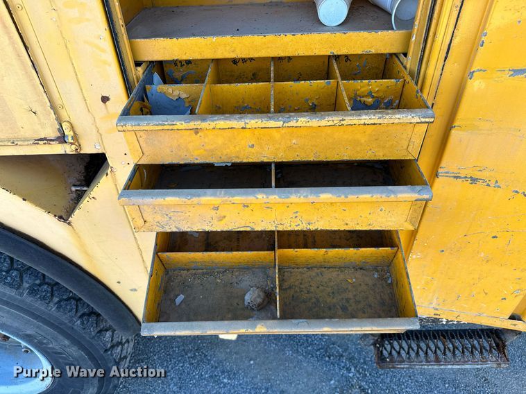 image for item NQ9548 1995 Ford F800  bucket truck