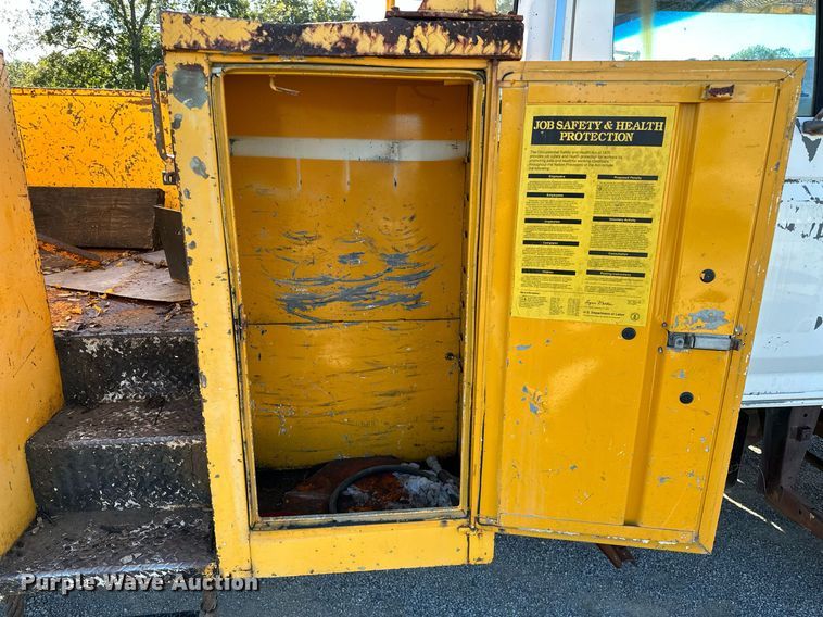 image for item NQ9548 1995 Ford F800  bucket truck