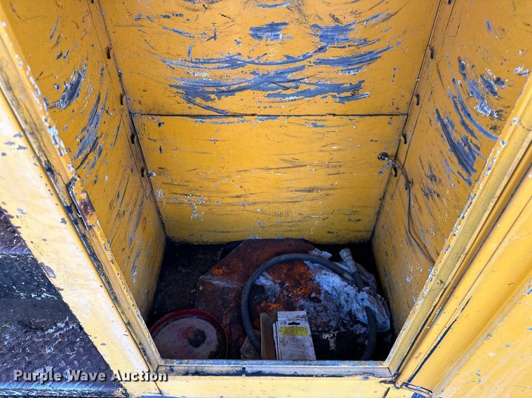 image for item NQ9548 1995 Ford F800  bucket truck