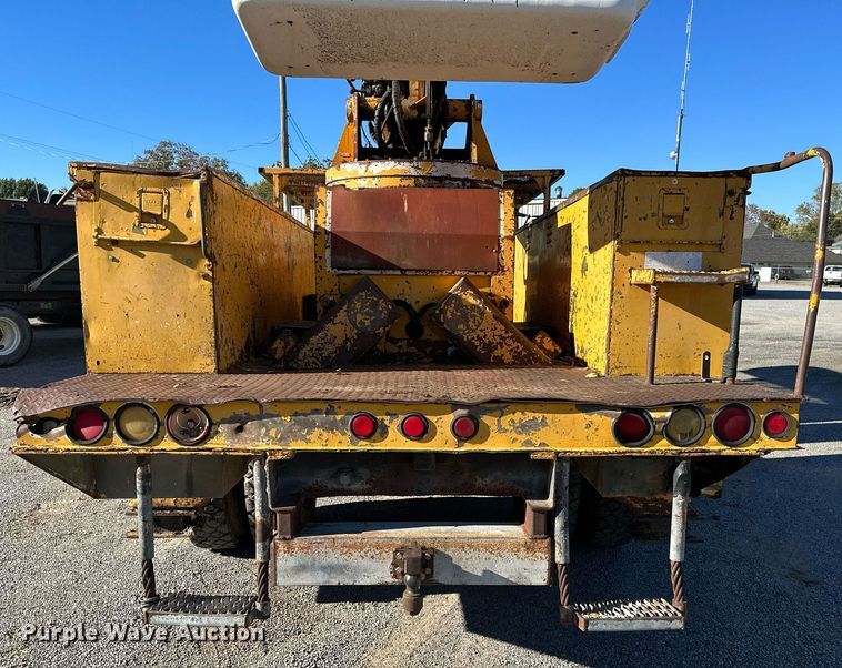 image for item NQ9548 1995 Ford F800  bucket truck