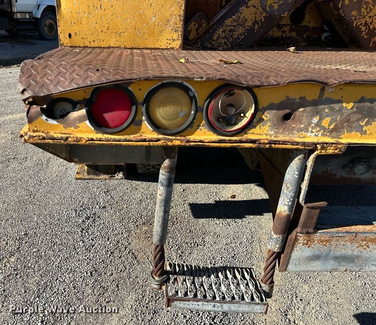 image for item NQ9548 1995 Ford F800  bucket truck