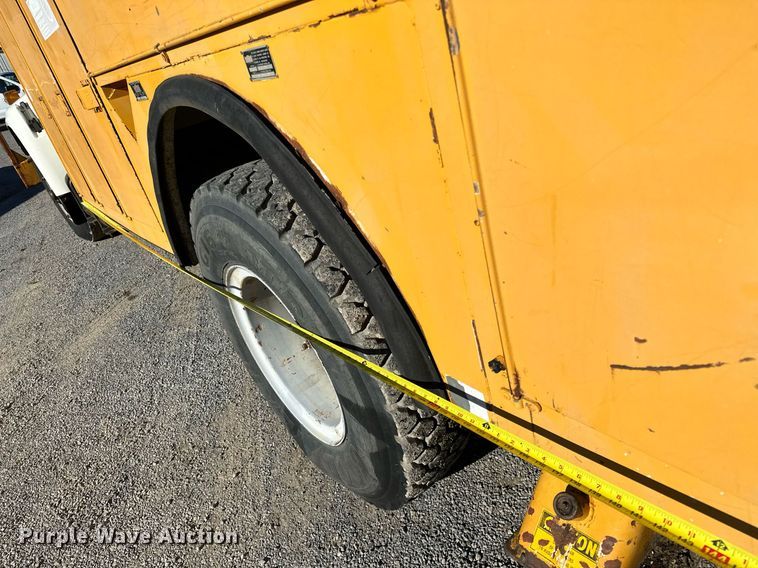 image for item NQ9548 1995 Ford F800  bucket truck