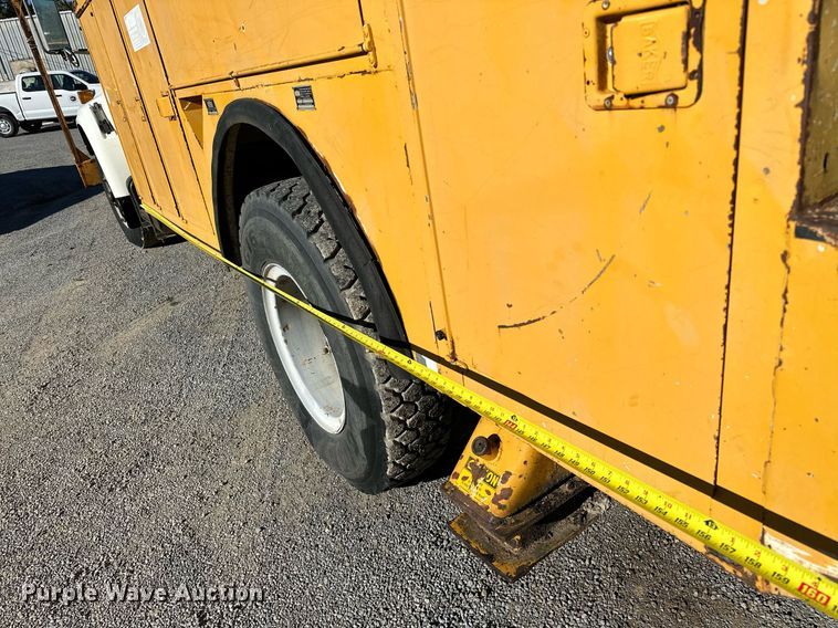 image for item NQ9548 1995 Ford F800  bucket truck