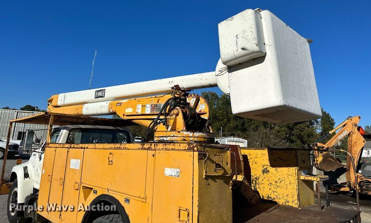 image for item NQ9548 1995 Ford F800  bucket truck