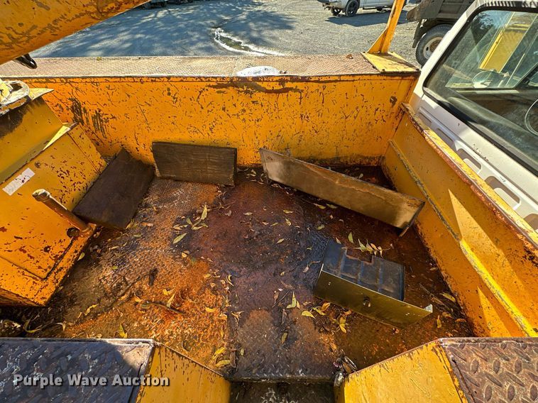 image for item NQ9548 1995 Ford F800  bucket truck