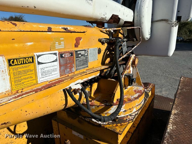 image for item NQ9548 1995 Ford F800  bucket truck