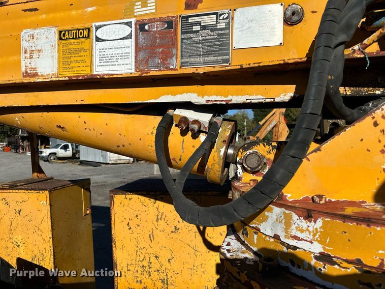 image for item NQ9548 1995 Ford F800  bucket truck