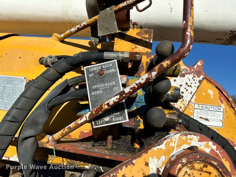 image for item NQ9548 1995 Ford F800  bucket truck