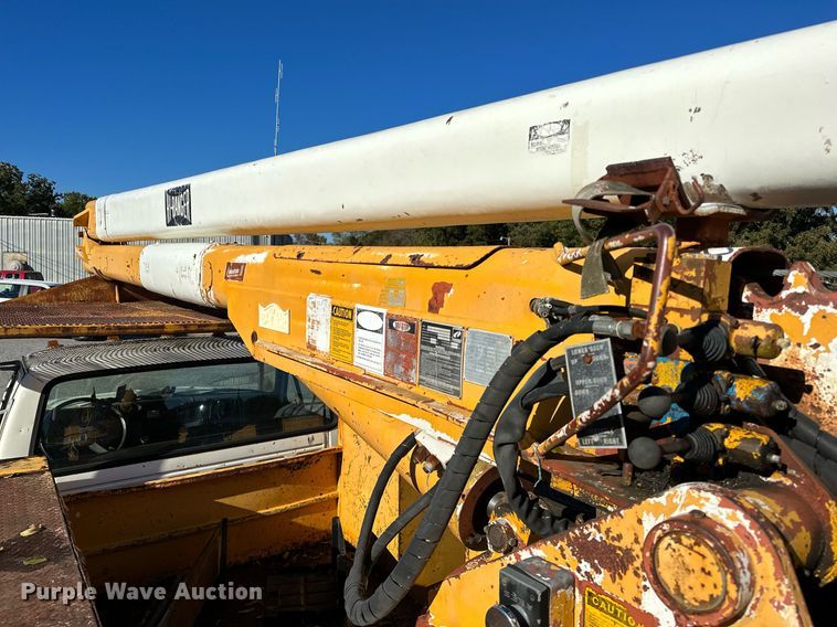 image for item NQ9548 1995 Ford F800  bucket truck