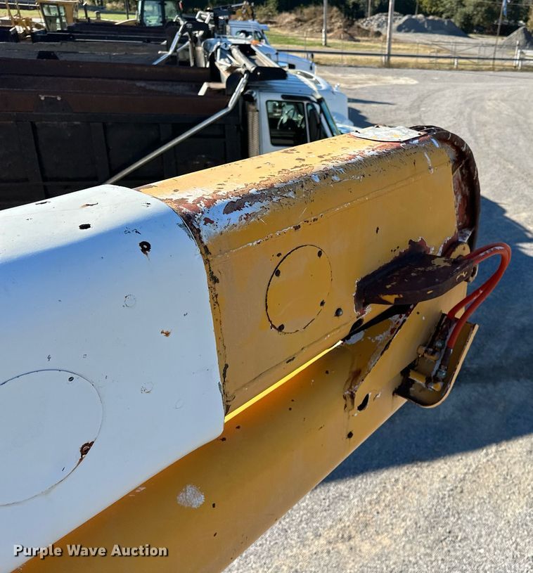 image for item NQ9548 1995 Ford F800  bucket truck