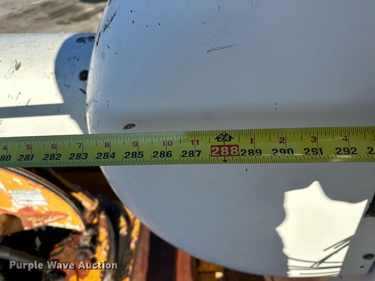 image for item NQ9548 1995 Ford F800  bucket truck