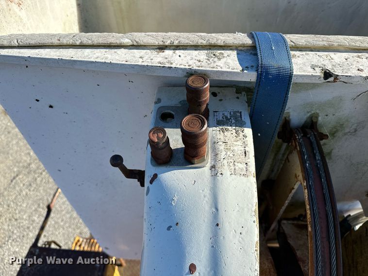 image for item NQ9548 1995 Ford F800  bucket truck