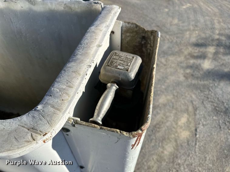 image for item NQ9548 1995 Ford F800  bucket truck