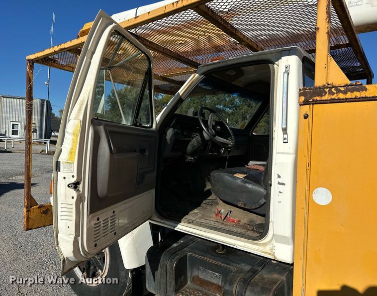 image for item NQ9548 1995 Ford F800  bucket truck