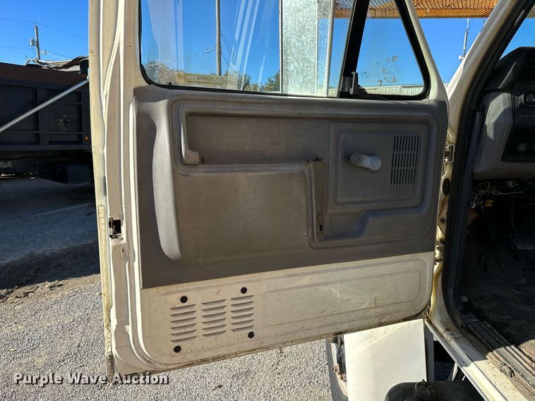 image for item NQ9548 1995 Ford F800  bucket truck