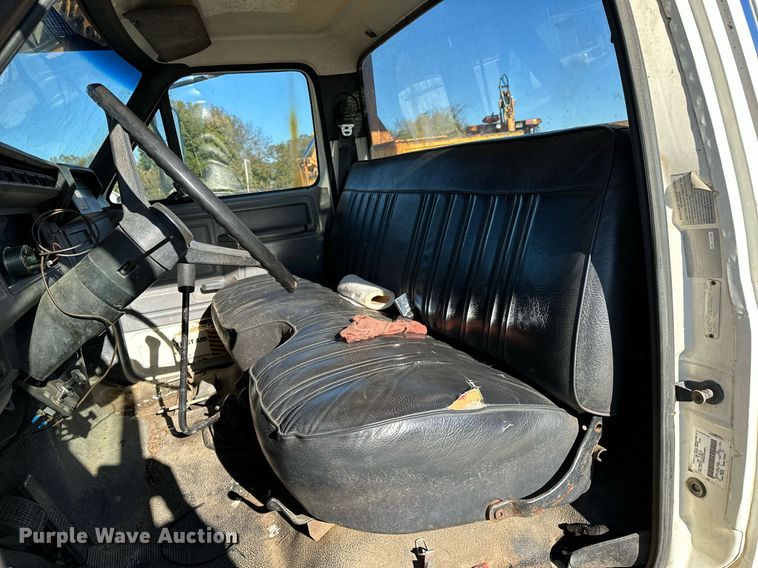 image for item NQ9548 1995 Ford F800  bucket truck