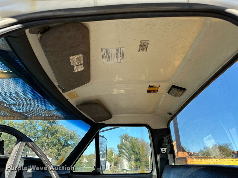 image for item NQ9548 1995 Ford F800  bucket truck