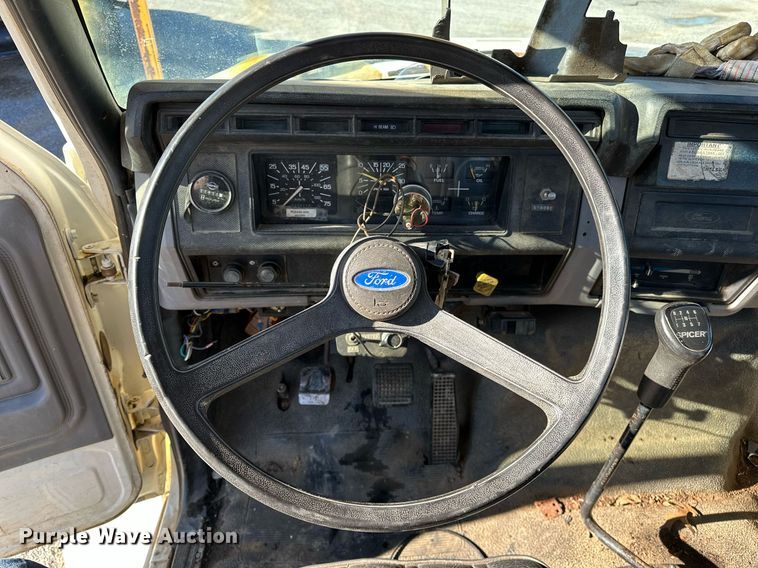 image for item NQ9548 1995 Ford F800  bucket truck