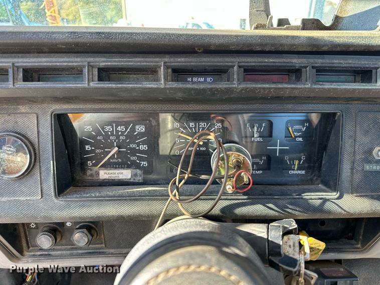 image for item NQ9548 1995 Ford F800  bucket truck