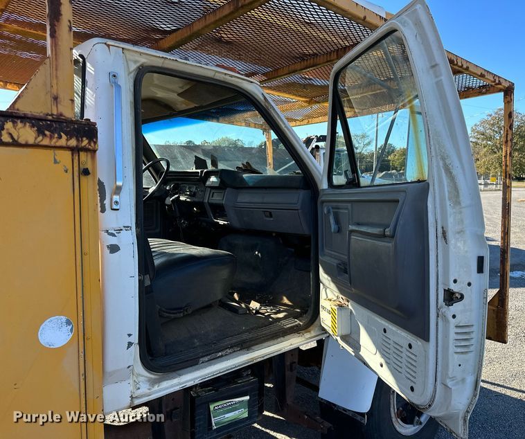 image for item NQ9548 1995 Ford F800  bucket truck
