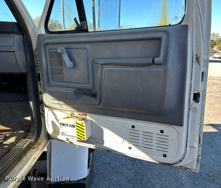 image for item NQ9548 1995 Ford F800  bucket truck