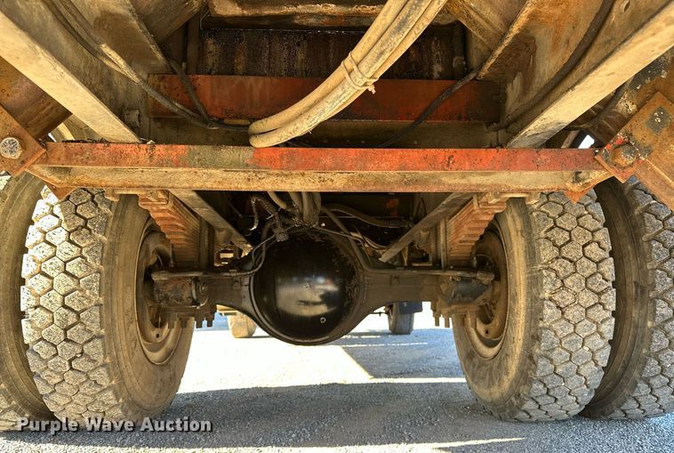 image for item NQ9548 1995 Ford F800  bucket truck