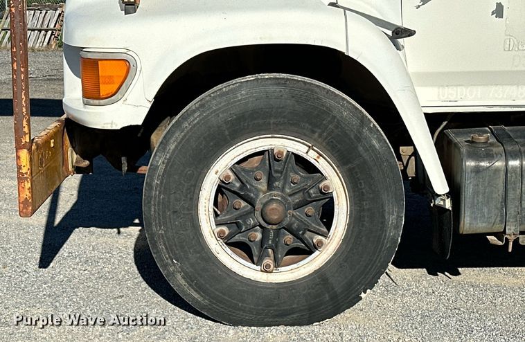 image for item NQ9548 1995 Ford F800  bucket truck