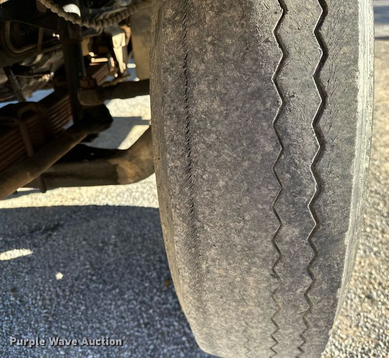 image for item NQ9548 1995 Ford F800  bucket truck