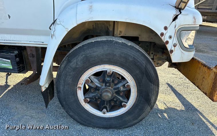 image for item NQ9548 1995 Ford F800  bucket truck