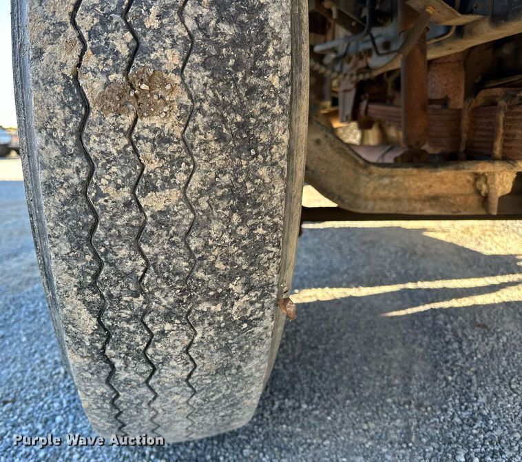 image for item NQ9548 1995 Ford F800  bucket truck