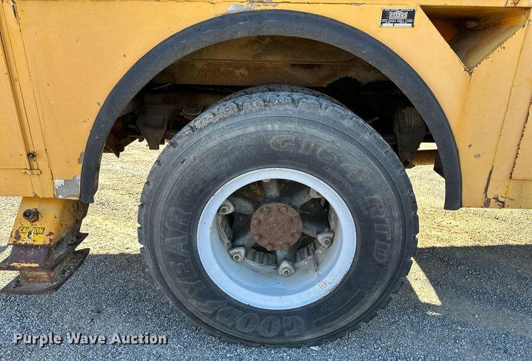 image for item NQ9548 1995 Ford F800  bucket truck