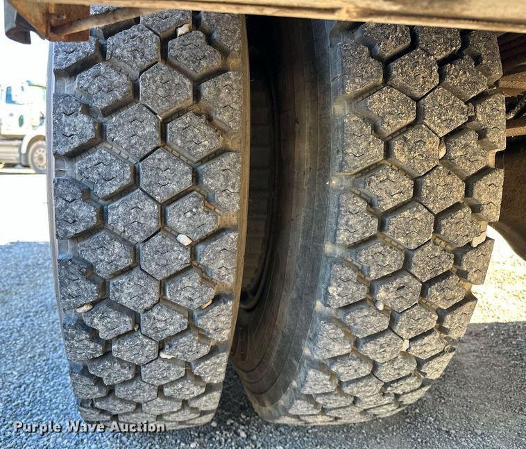 image for item NQ9548 1995 Ford F800  bucket truck