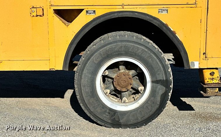 image for item NQ9548 1995 Ford F800  bucket truck