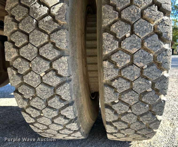 image for item NQ9548 1995 Ford F800  bucket truck