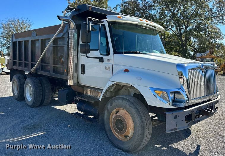 image for item NQ9549 2007 International 7400  dump truck