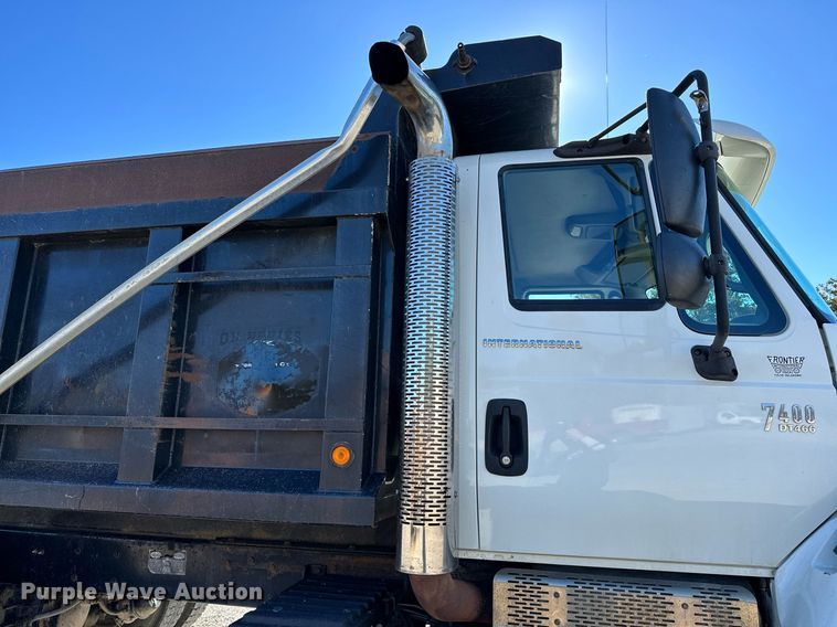 image for item NQ9549 2007 International 7400  dump truck