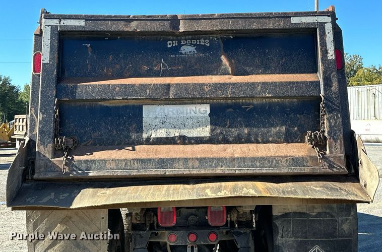 image for item NQ9549 2007 International 7400  dump truck
