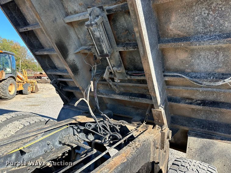 image for item NQ9549 2007 International 7400  dump truck