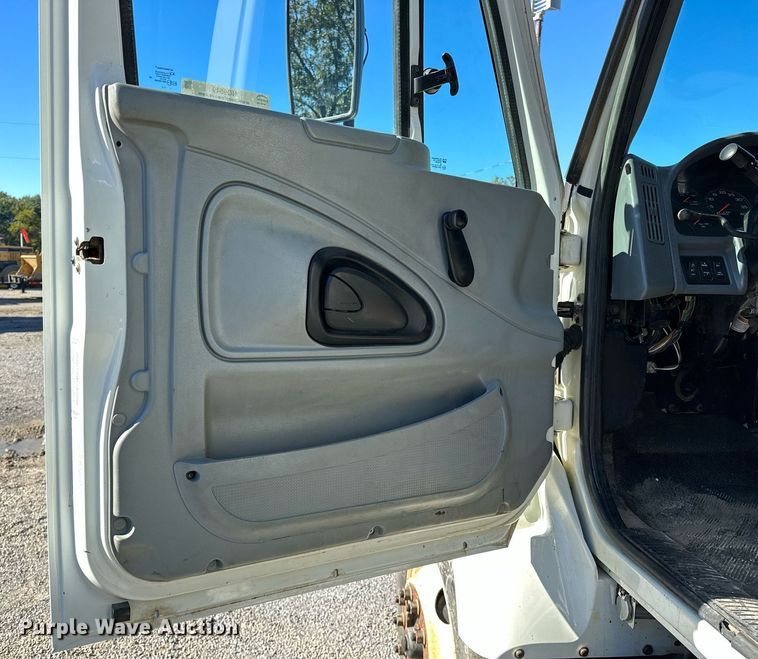 image for item NQ9549 2007 International 7400  dump truck