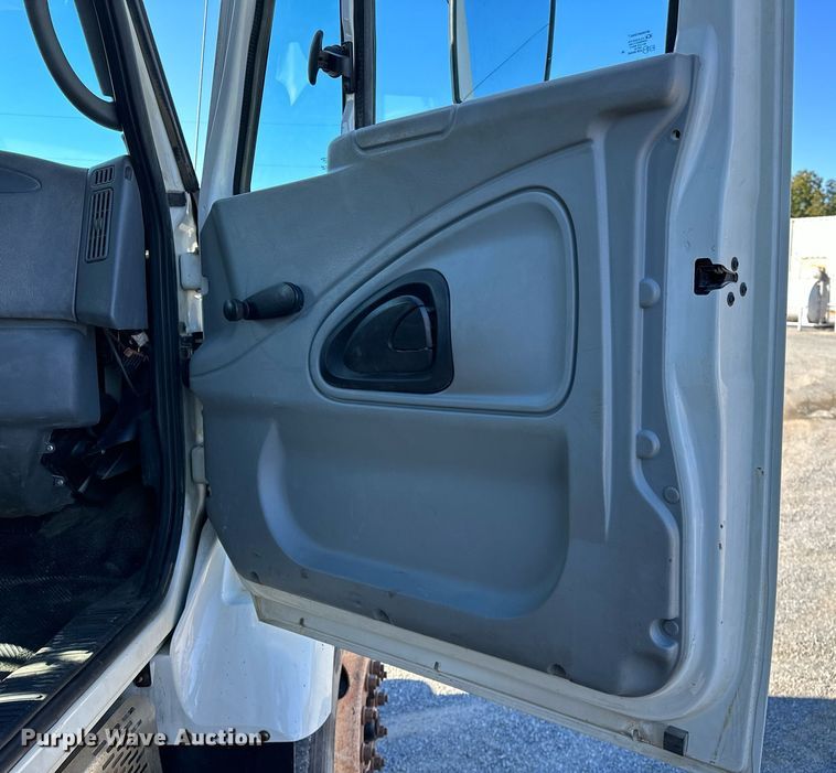 image for item NQ9549 2007 International 7400  dump truck