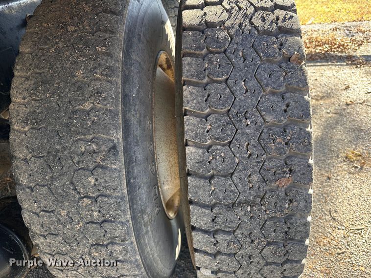 image for item NQ9549 2007 International 7400  dump truck