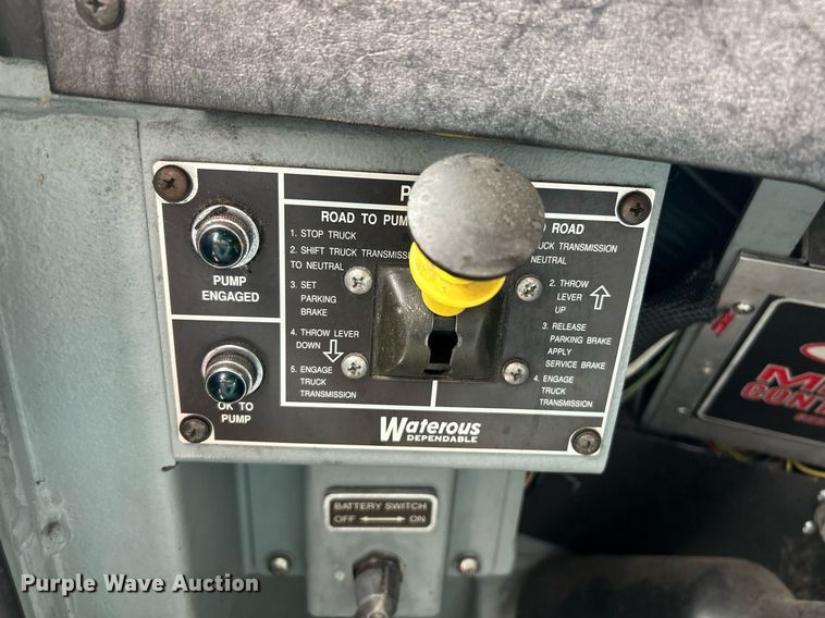 image for item NR9290 1999 Pierce  fire truck